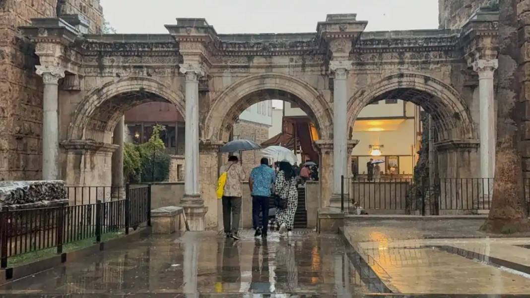 Sağanak Yağış Antalya’yı Vurdu: Araçlar Yolda Kaldı! 3